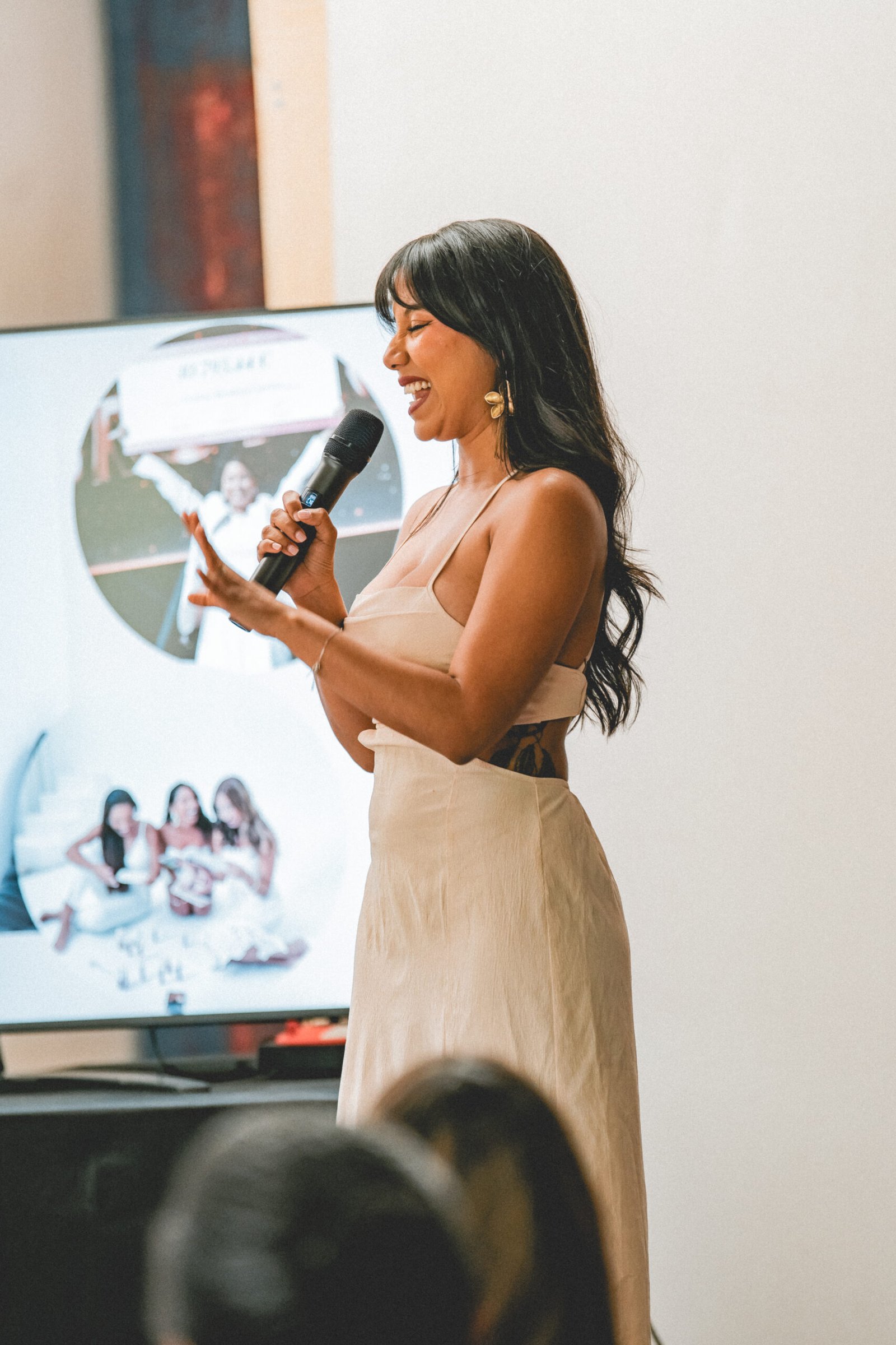 Sesión de mentoría o reunión entre mujeres en espacio de coworking.